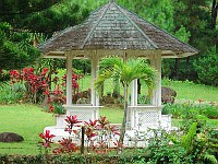 Segarnya Bersantai di Gazebo