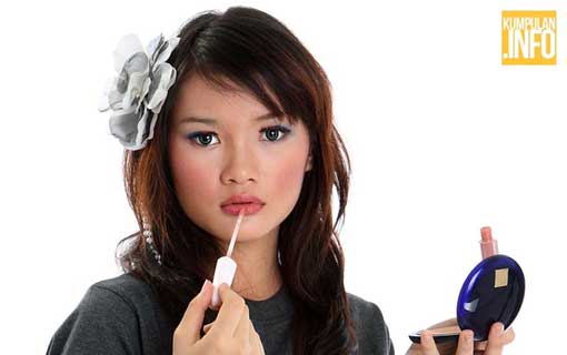 Trik Make Up agar Terlihat Cantik dan Muda